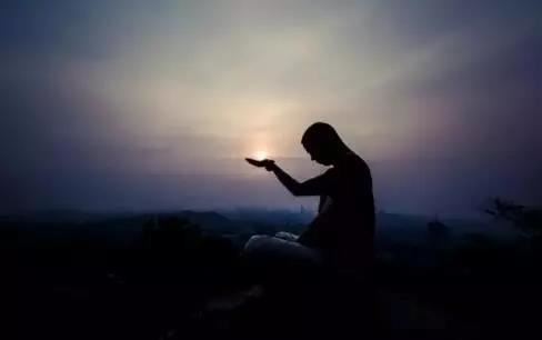 男孩的名字带草字头的选一个