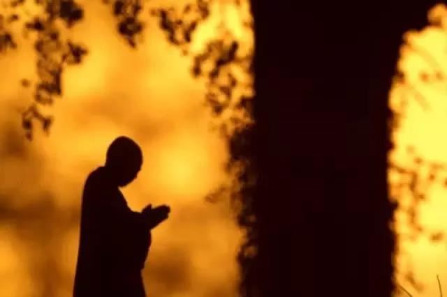 办公室后背是窗户风水怎么讲，办公室风水背后有窗好么？