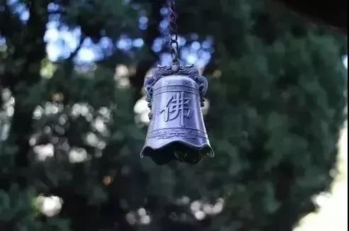 梦见穿金鞋子预示将来会发生什么？