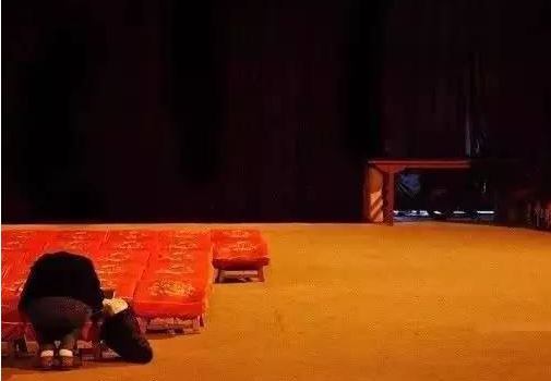 女人梦到去世的人是什么意思，梦到去世的人是什么意思？