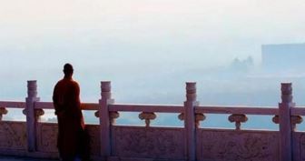 床头柜放些什么物品可以招运？床头柜一般放什么物品 ？