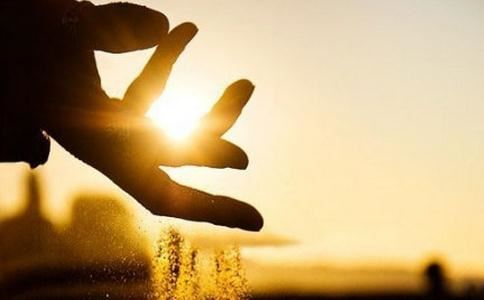 女人梦见自己拽人头发，梦见揪下别人一绺头发！